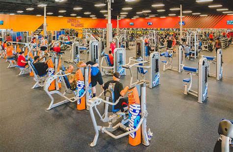 CRUNCH FITNESS .
